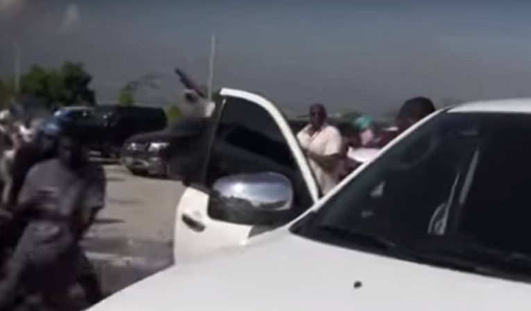 VIDEO Senator s Haitija počeo pucati ispred parlamenta, ranio dvije osobe